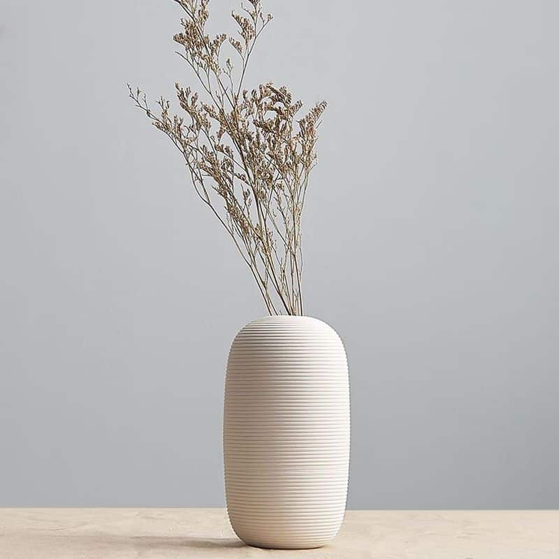 Vase Blanc en Céramique Strié en Forme de Cocoon lifestyle 1