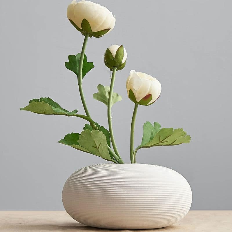 Vase Blanc en Céramique Strié en Forme de Cocoon lifestyle 2