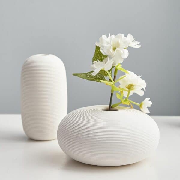 Vase Blanc en Céramique Strié en Forme de Cocoon produit