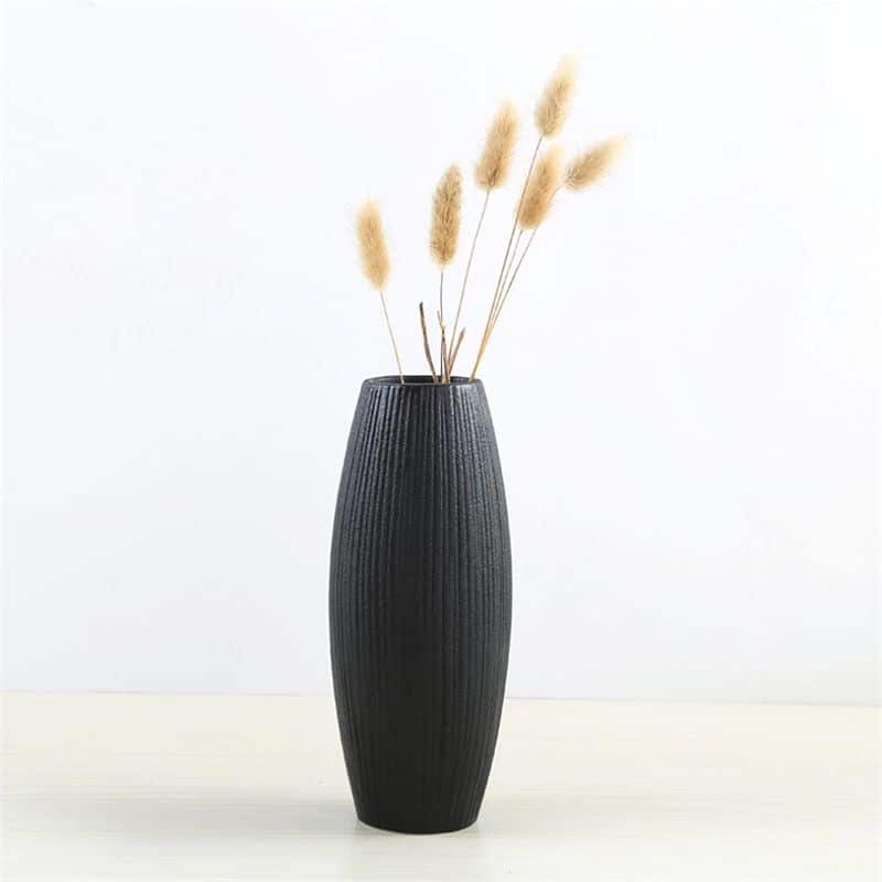 Vase Noir Mat Avec Rainures lifestyle1