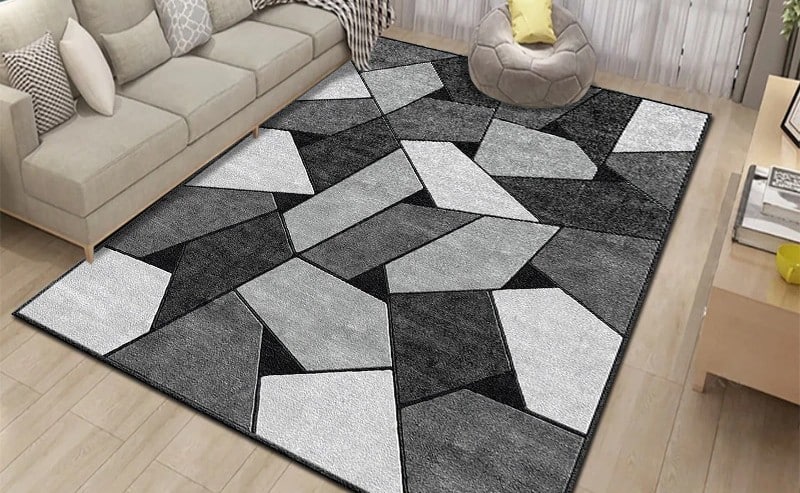 tapis noir et balnc avec des formes géométriques dans un salon