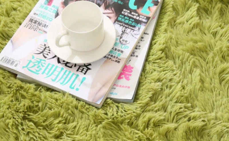 des magazines déposés sur un tapis vert