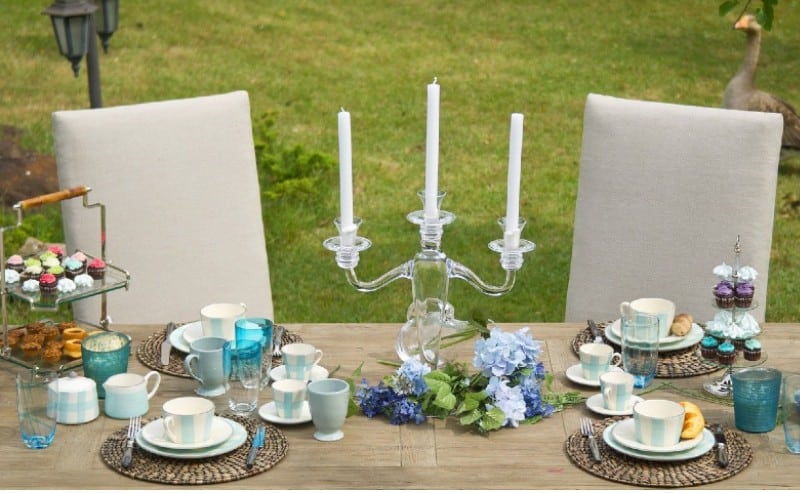 une table dressée pour un mariage avec de magnifique chandelier