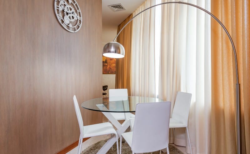 une lampe design dans un salon très moderne