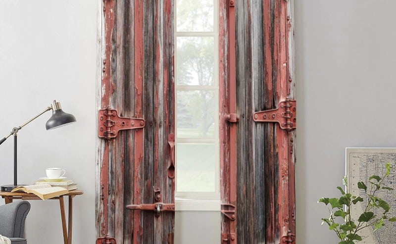 une fenêtre habiller avec une paire de rideau de style industrielle