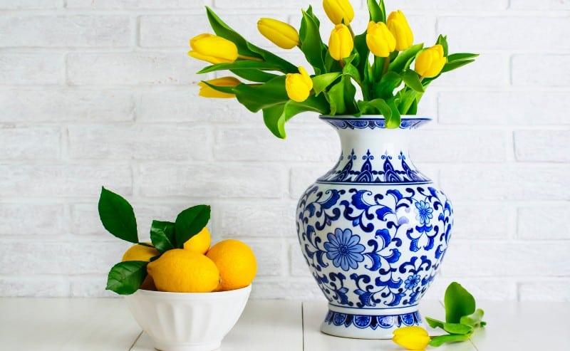 bouquet de tulipes jaune dans un vase chinois