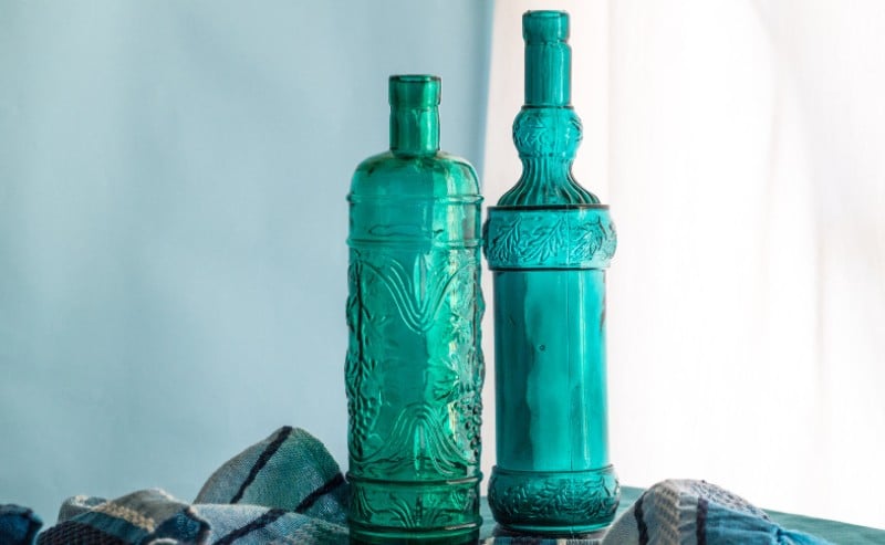 vases vert à la silhouette élégante posés sur une table